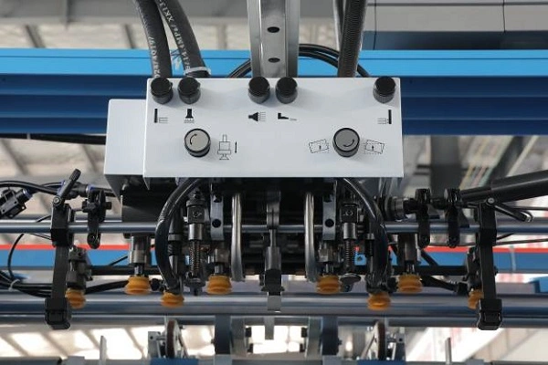 Ευφυής πλήρως αυτόματη μηχανή τοποθέτησης σε στρώματα φλαούτων πινάκων χαρτοκιβωτίων με την ασπίδα Zgfm1500 CE