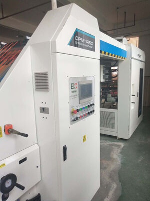 Ψυχρή ή θερμή λαμινοποίηση Σύστημα λαμινοποίησης κυματοειδών φύλλων που τροφοδοτείται από μηχανή ισχύος 30KW που εξασφαλίζει ομαλή διαδικασία λαμινοποίησης